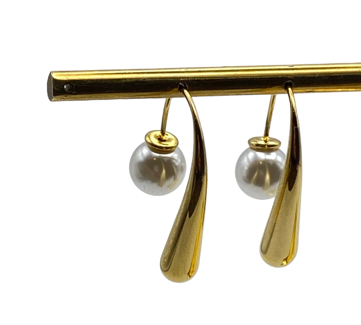 "NIRVANA" gold plated open hoop earrings with a single pearl closure